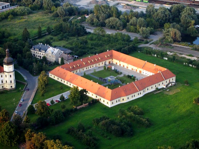 Výhled z letu balonem na nádvoří