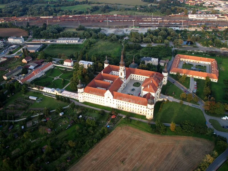 Výhled na zámek při letu balonem