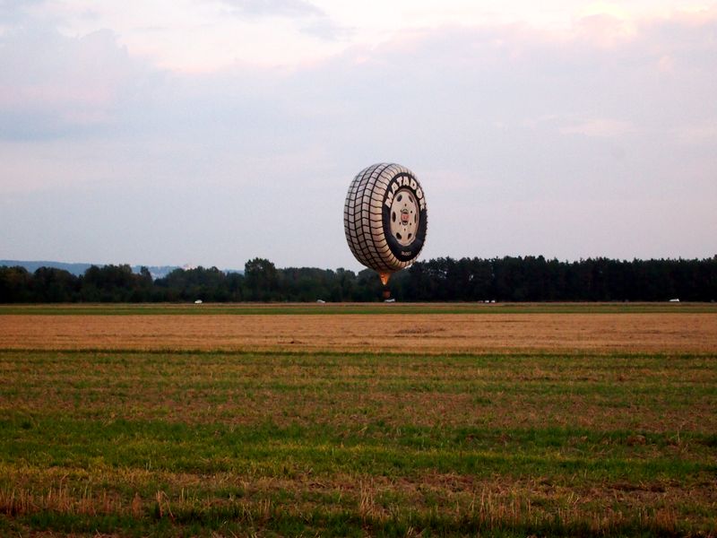 Horkovzdušný balon ve stylu pneumatiky