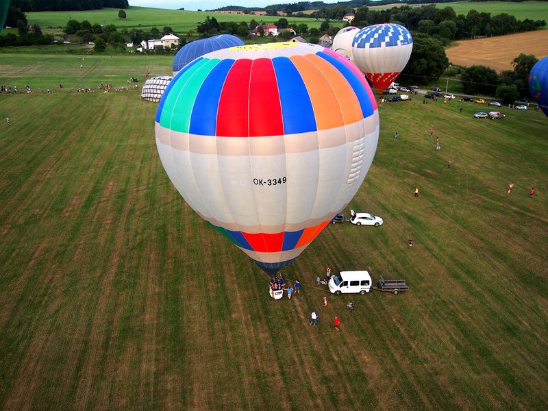 Vzlet horkovzdušného balonu z louky