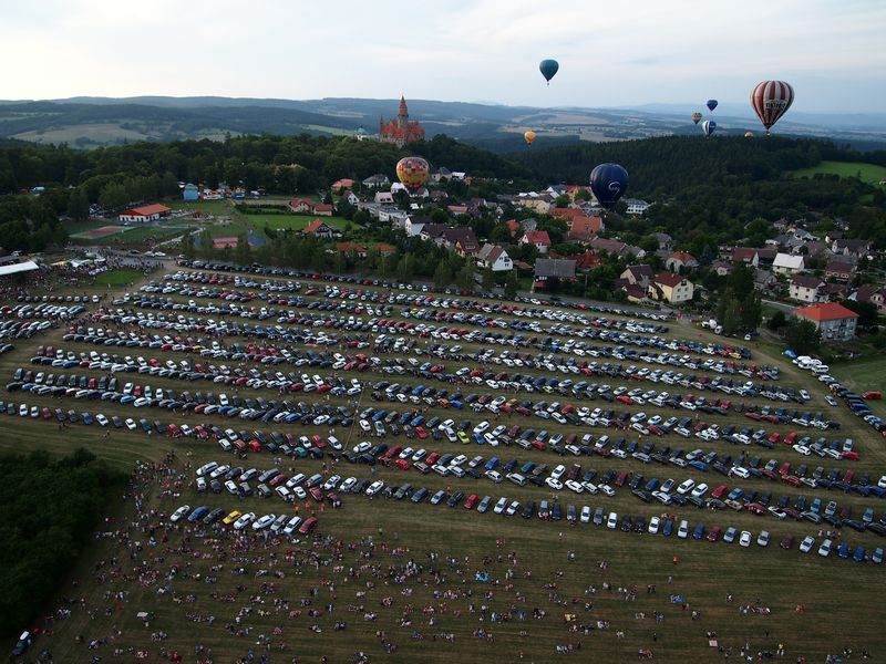 Vyhlídkový let nad parkovištěm aut