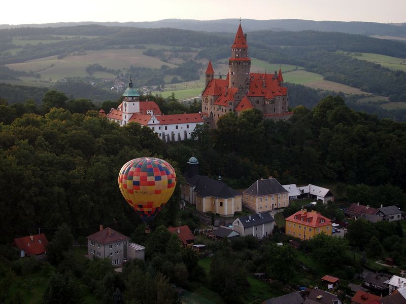 Let balonem nad hradem Bouzov