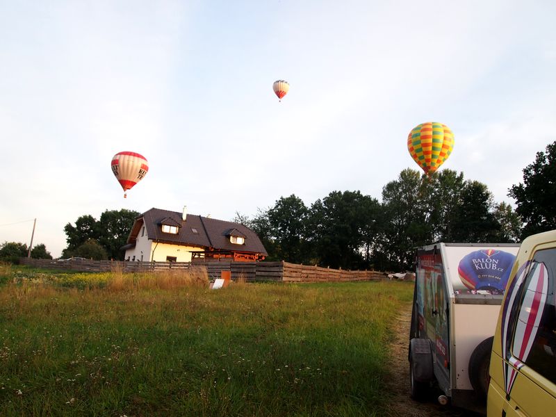 Horkovzdušné balony nad domem